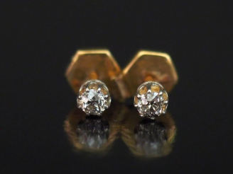 Vente aux enchères Paire de puces d'oreilles en or jaune 750, serties en leur centre d'un