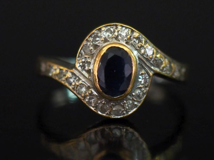 Bague de forme tourbillon en or jaune 750, sertie en son centre d'un s