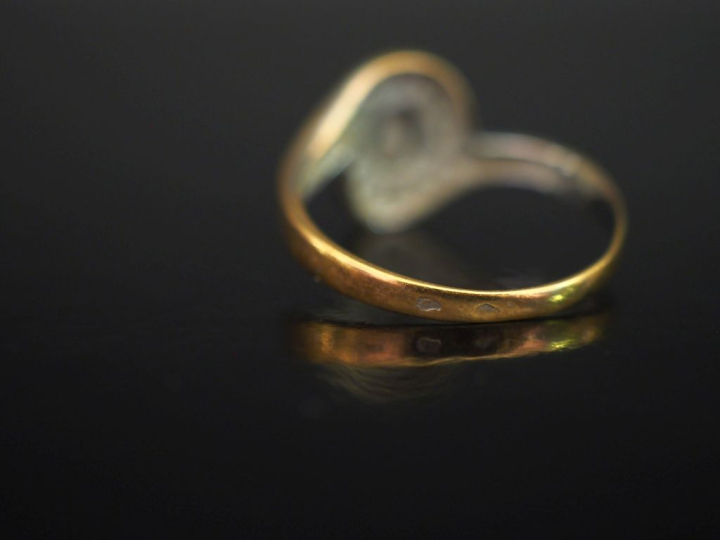 Bague de forme tourbillon en or jaune 750, sertie en son centre d'un s