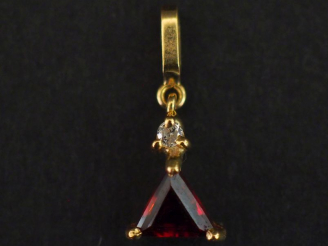 Vente aux enchères Petit pendentif en or jaune 750, serti en son centre d'une pierre roug