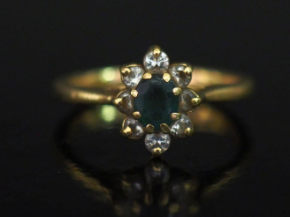 Vente aux enchères Bague de forme marguerite en or jaune 750, sertie en son centre d'une 