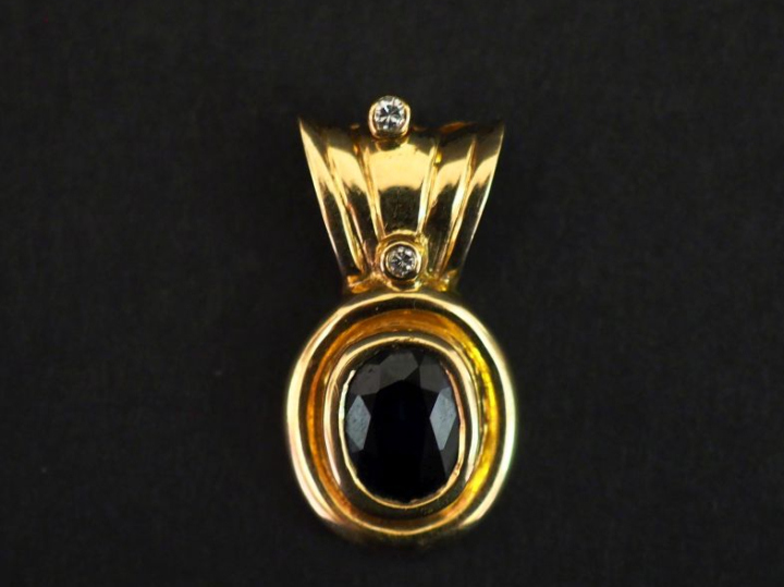 Pendentif en or jaune 750, serti en son centre d'un saohir et agrément