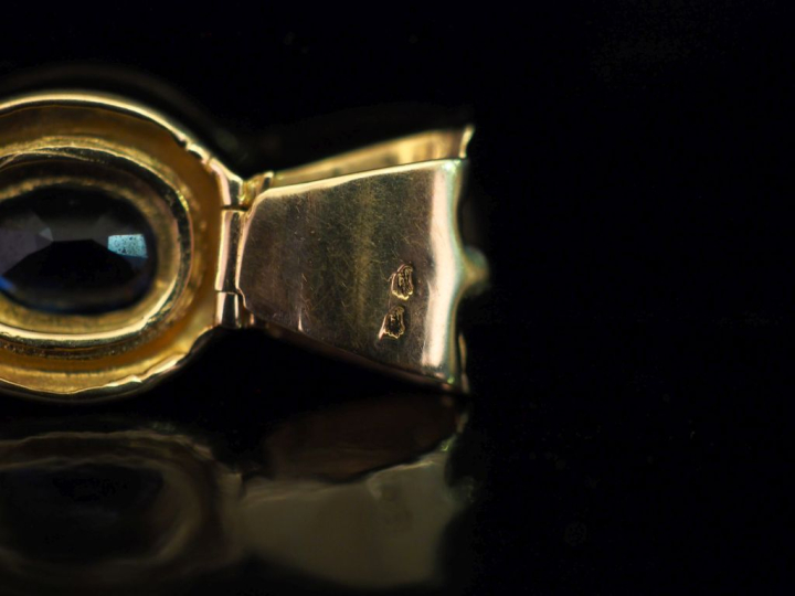 Pendentif en or jaune 750, serti en son centre d'un saohir et agrément