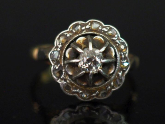 Vente aux enchères Bague ronde en or jaune 750, sertie en son centre d'un petit diamant t