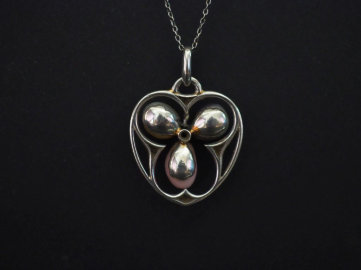 Chaine en or blanc 750, maille forçat, et son pendentif en or blanc 75