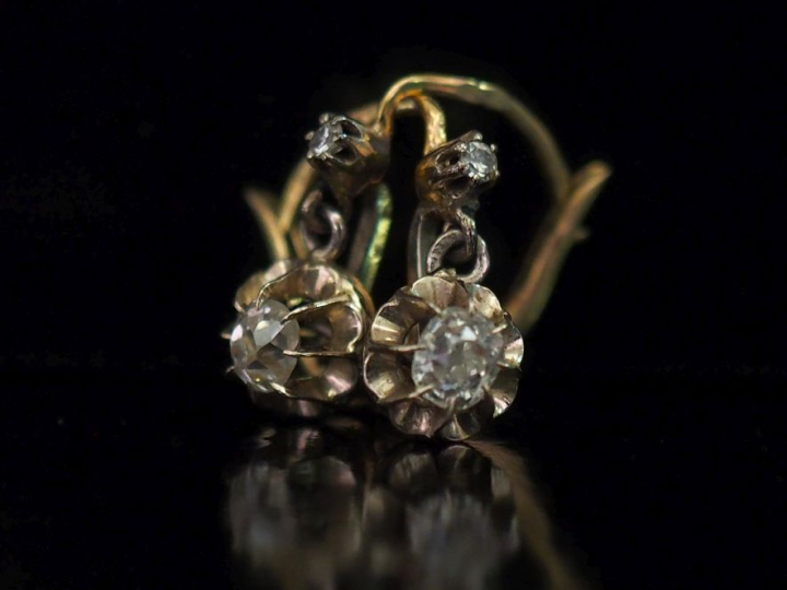 Paire de dormeuses en or jaune 750, sertie d’un diamant taille ancienn