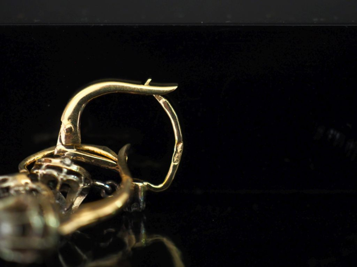 Paire de dormeuses en or jaune 750, sertie d’un diamant taille ancienn