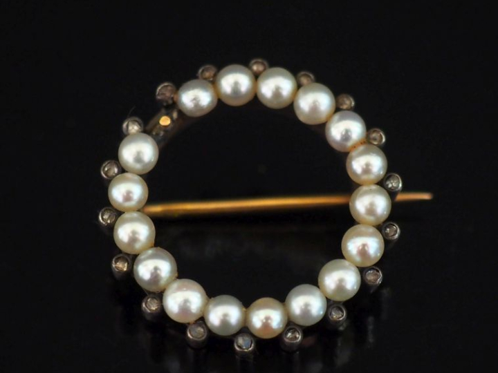 Broche ronde en or jaune 750 et argent, sertie de perles blanches et p