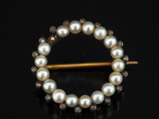 Vente aux enchères Broche ronde en or jaune 750 et argent, sertie de perles blanches et p