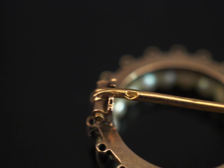 Broche ronde en or jaune 750 et argent, sertie de perles blanches et p