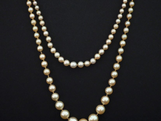 Vente aux enchères Ensemble comprenant :  - un collier de perles blanches disposées en ch