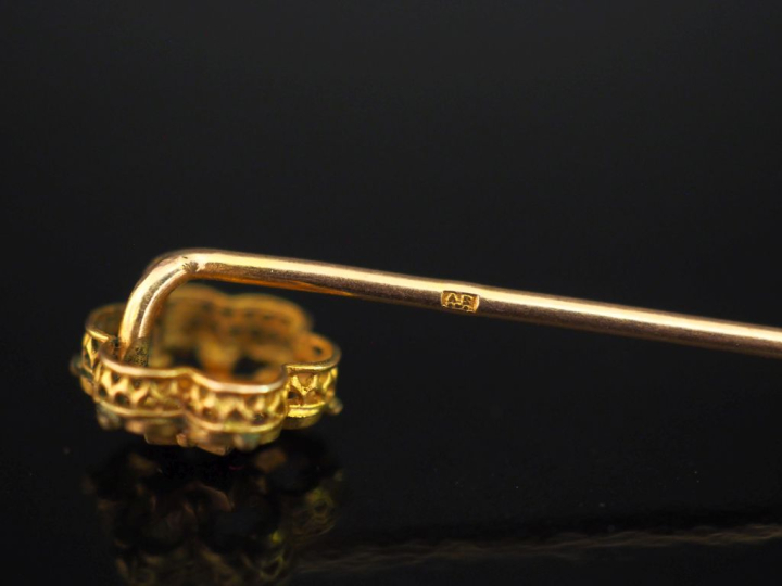 Petite broche barrette en or jaune 750, sertie en son centre d'une per