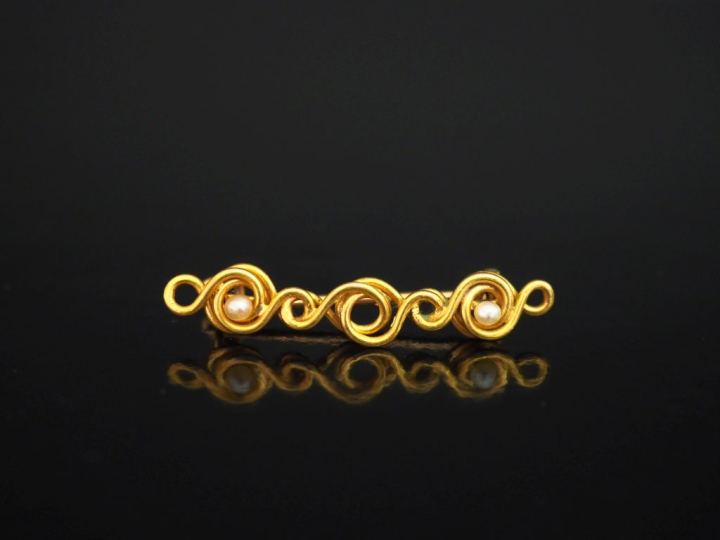 Petite broche barette en or jaune 750, à décor ajouré d'entrelacs et s