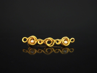 Vente aux enchères Petite broche barette en or jaune 750, à décor ajouré d'entrelacs et s