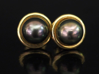 Vente aux enchères Paire de perces oreilles en or jaune 750, sertis d'une perle grise.  F