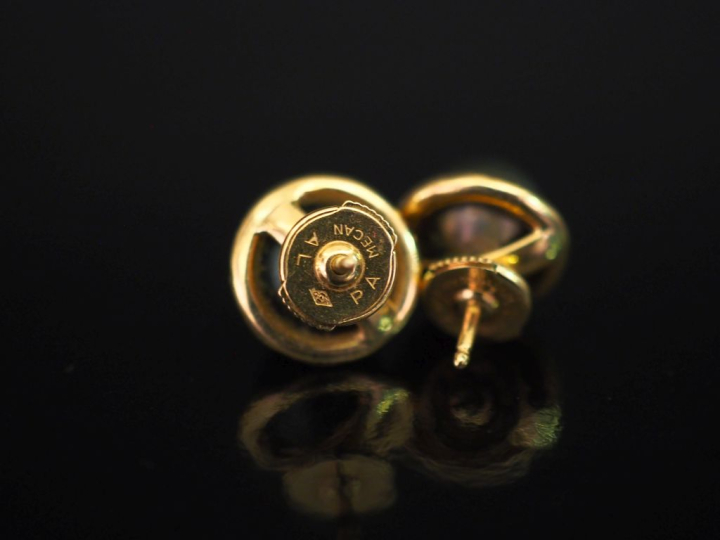 Paire de perces oreilles en or jaune 750, sertis d'une perle grise.  F