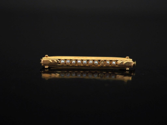Vente aux enchères Petite broche barrette en or jaune 750, sertie d'un rang de perles bla