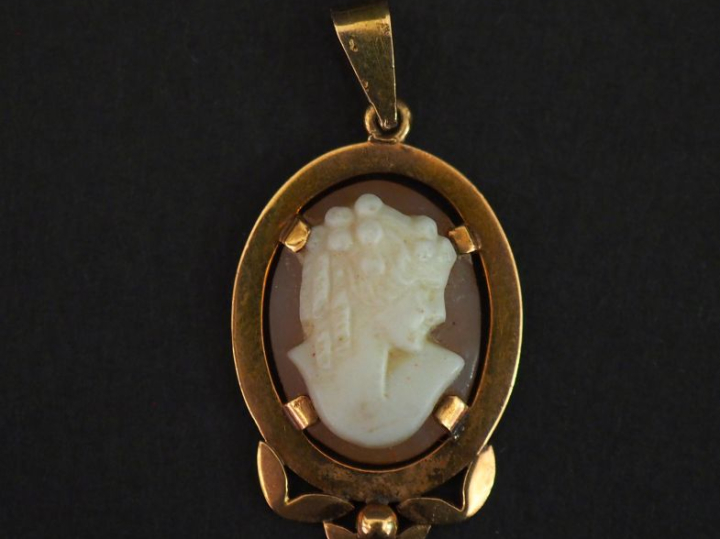 Pendentif de style Louis XVI en or jaune 750, serti en son centre d'un