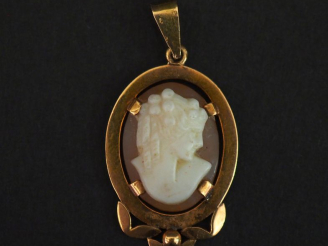 Vente aux enchères Pendentif de style Louis XVI en or jaune 750, serti en son centre d'un