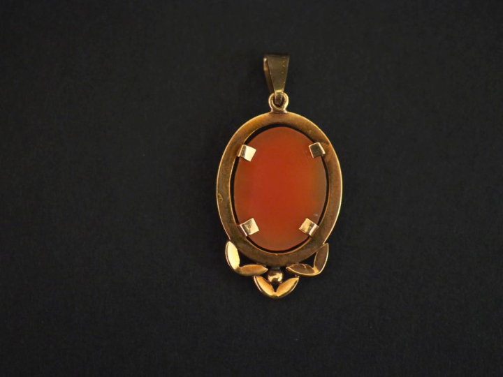 Pendentif de style Louis XVI en or jaune 750, serti en son centre d'un