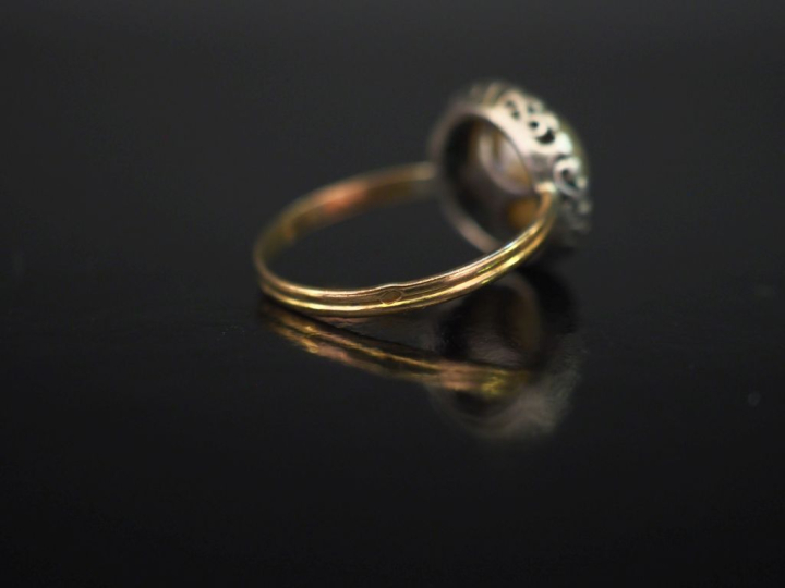 Bague Napoléon III en or jaune 750, sertie en son centre d'une demi pe