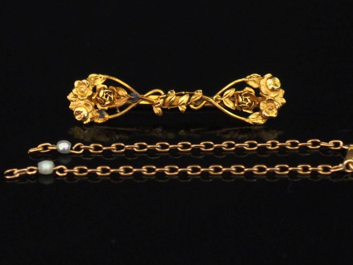 Ensemble comprenant :  - une broche barrette 1900 en or jaune 585, à d