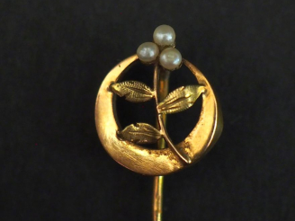 Vente aux enchères Epingle à cravate en or jaune 750, à décor ajouré de feuillage agrémen