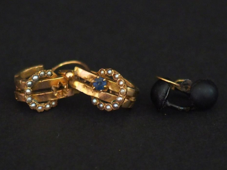 Vente aux enchères Ensemble comprenant :  -	 une paire de perces oreilles en or jaune 750