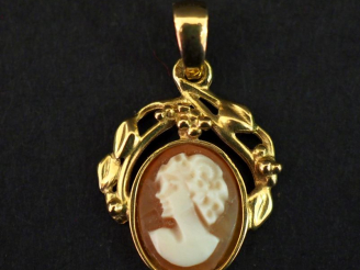 Vente aux enchères Petit pendentif en or jaune 750, serti d'un camée figurant une jeune f
