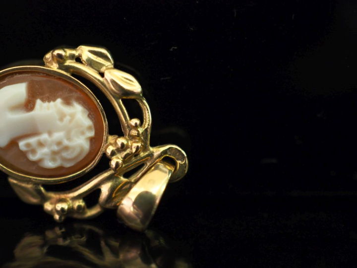 Petit pendentif en or jaune 750, serti d'un camée figurant une jeune f