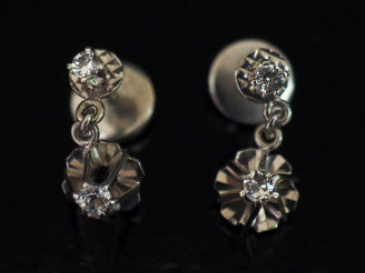 Vente aux enchères Paire de perces oreilles en or blanc 750, ornés d’un motif en pendeloq