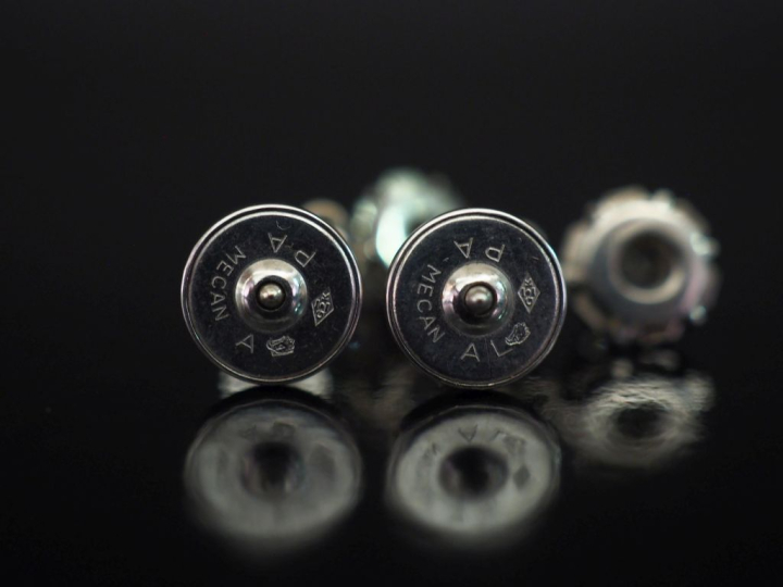 Paire de perces oreilles en or blanc 750, ornés d’un motif en pendeloq