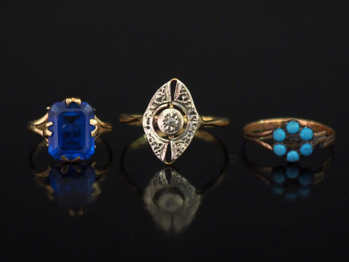 Ensemble comprenant :  - une bague ajourée en or jaune 750, sertie en 