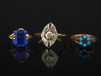 Vente aux enchères Ensemble comprenant :  - une bague ajourée en or jaune 750, sertie en 