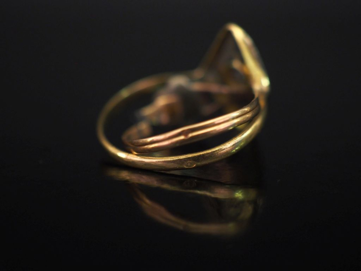 Ensemble comprenant :  - une bague ajourée en or jaune 750, sertie en 