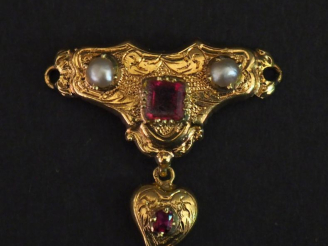 Vente aux enchères Pendentif en or jaune 750, sertie de pierres roses, de perles blanches