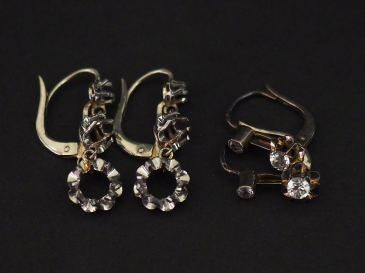 Ensemble comprenant :  -	 une paire de perces oreilles en or blanc 750