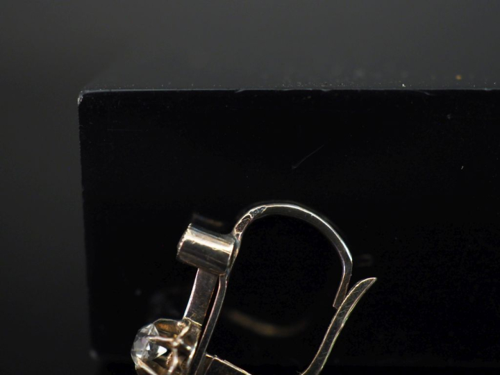 Ensemble comprenant :  -	 une paire de perces oreilles en or blanc 750