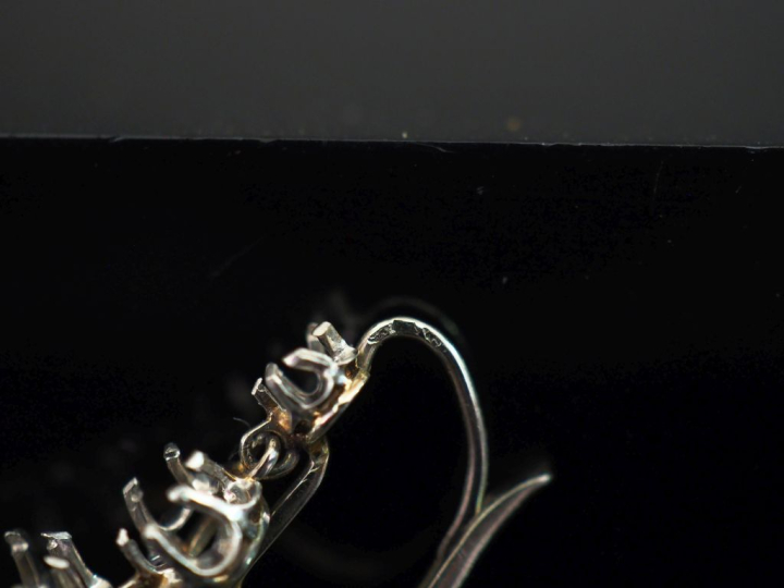 Ensemble comprenant :  -	 une paire de perces oreilles en or blanc 750