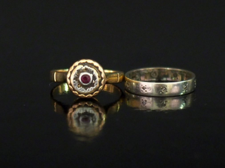 Vente aux enchères Ensemble comprenant :  - une bague en or jaune 750, sertie en son cent