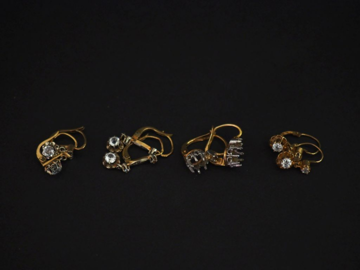 Ensemble comprenant :  -	 trois différentes paires de perces oreilles 