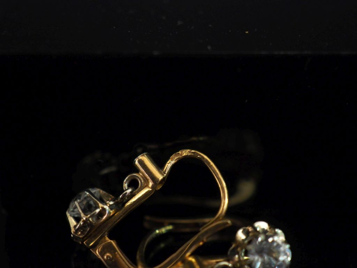 Ensemble comprenant :  -	 trois différentes paires de perces oreilles 