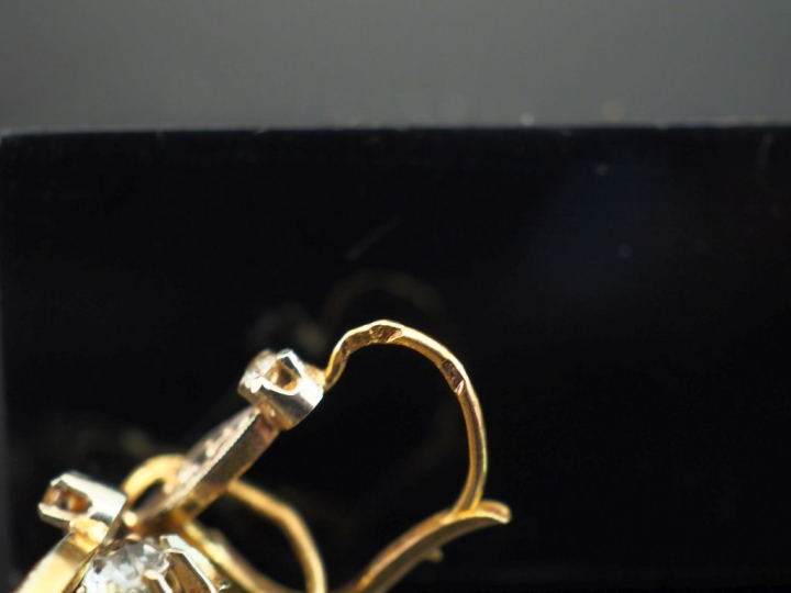 Ensemble comprenant :  -	 trois différentes paires de perces oreilles 