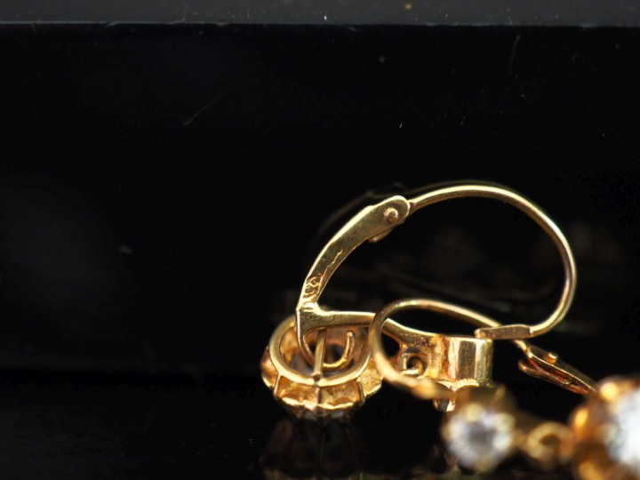 Ensemble comprenant :  -	 trois différentes paires de perces oreilles 