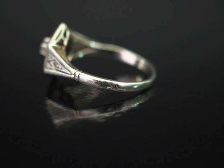 Bague de style Art déco en platine et or blanc 750, sertie de pierres 