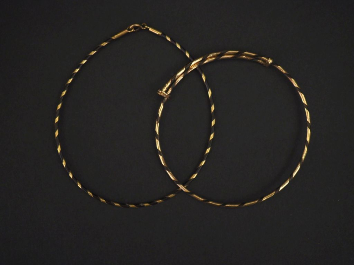 Ensemble comprenant :  -	 un bracelet jonc en or jaune 750 et poil d’é