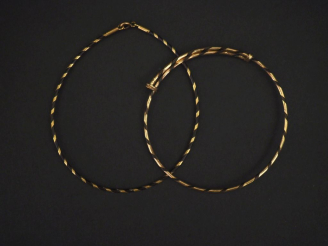 Vente aux enchères Ensemble comprenant :  -	 un bracelet jonc en or jaune 750 et poil d’é