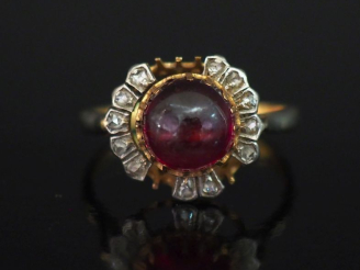 Vente aux enchères Bague en or jaune 750, sertie en son centre d'une pierre rose en caboc