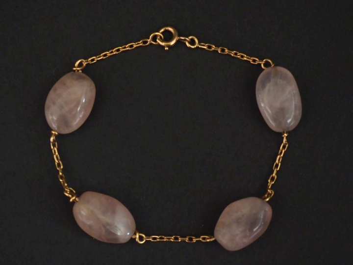 Bracelet en or jaune 750, maille forçat, agrémenté de trois pierres du