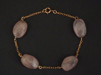 Vente aux enchères Bracelet en or jaune 750, maille forçat, agrémenté de trois pierres du